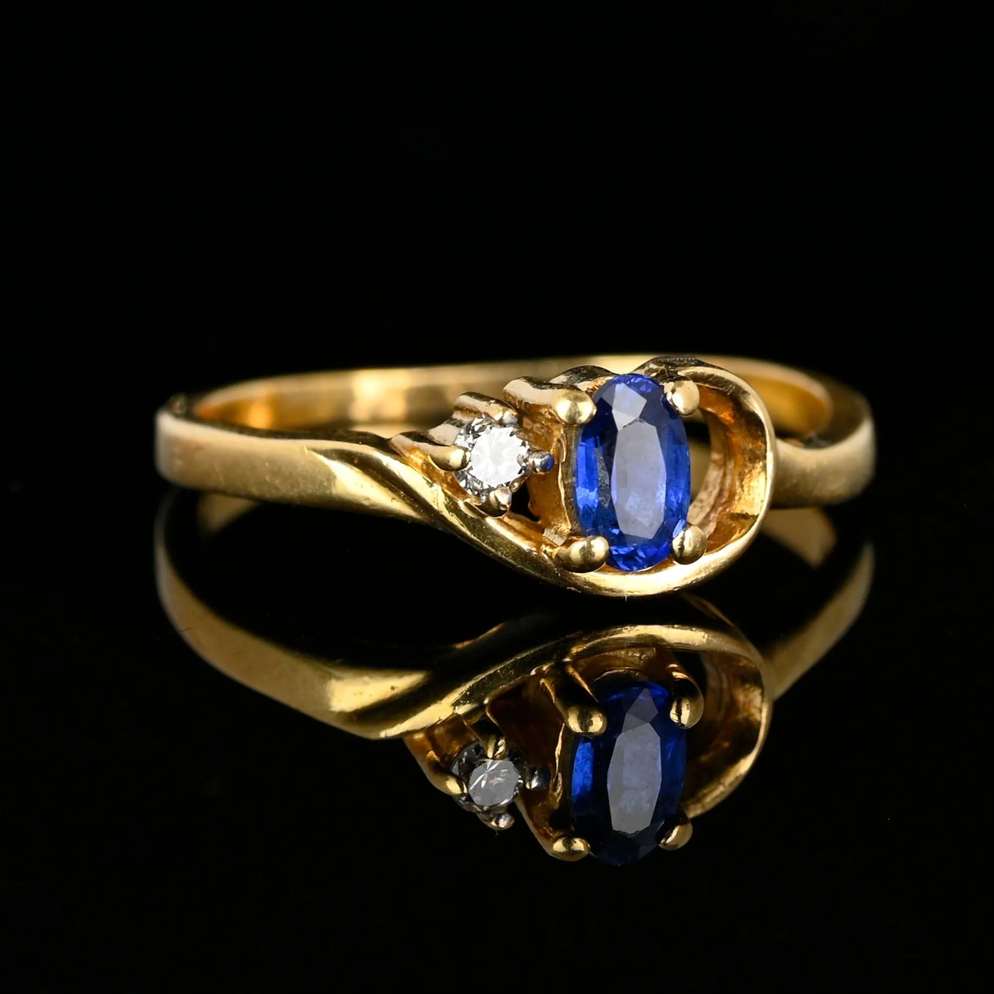 Vintage 14K Gold Diamond Blue Sapphire Ring