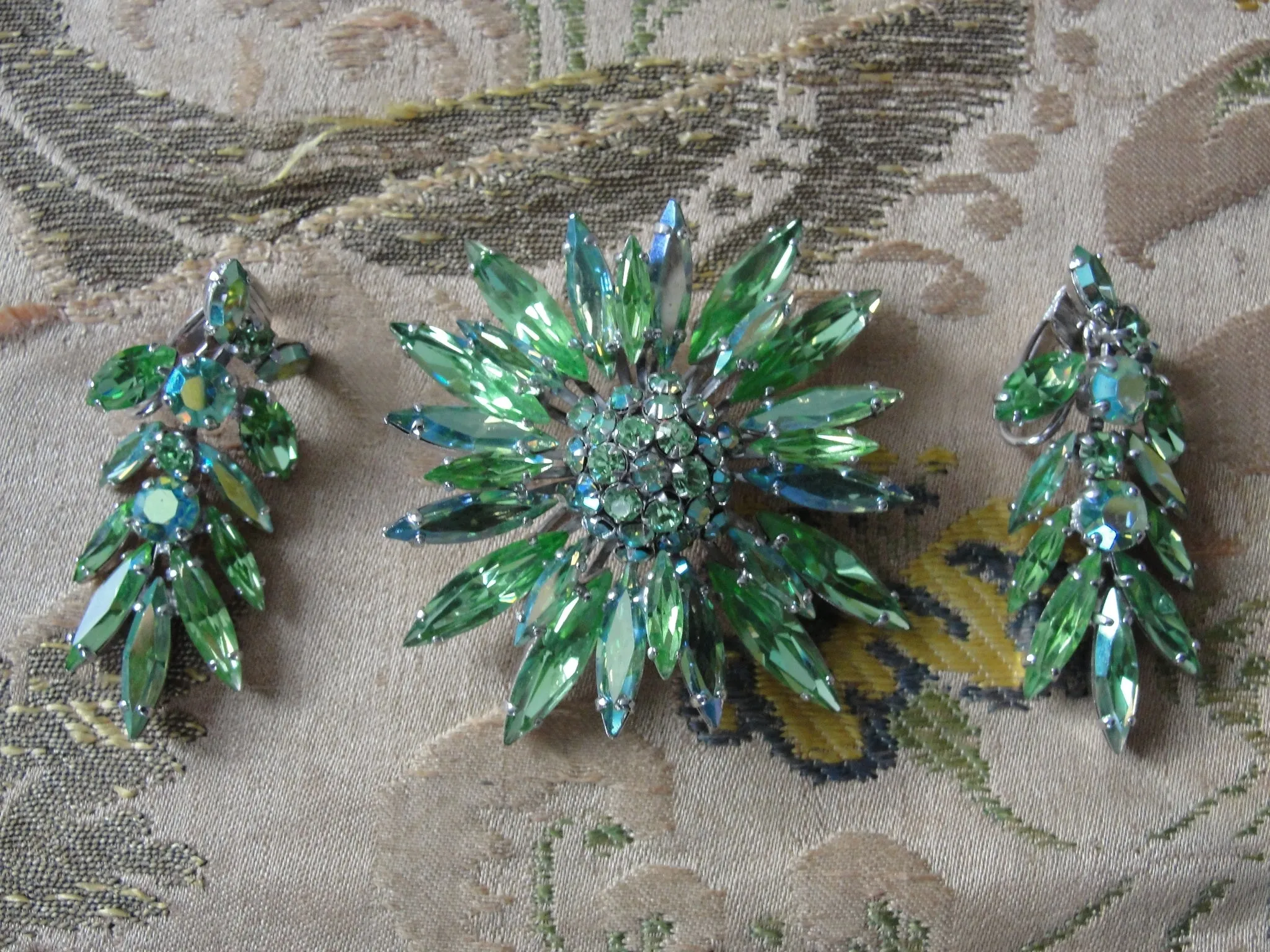 Vintage SHERMAN Signed PERIDOT Rhinestones Star Burst Brooch and Long DROP Earrings Set,Brilliant Rhinestones,Dazzling Swarovski Crystal,Collectible Jewelry